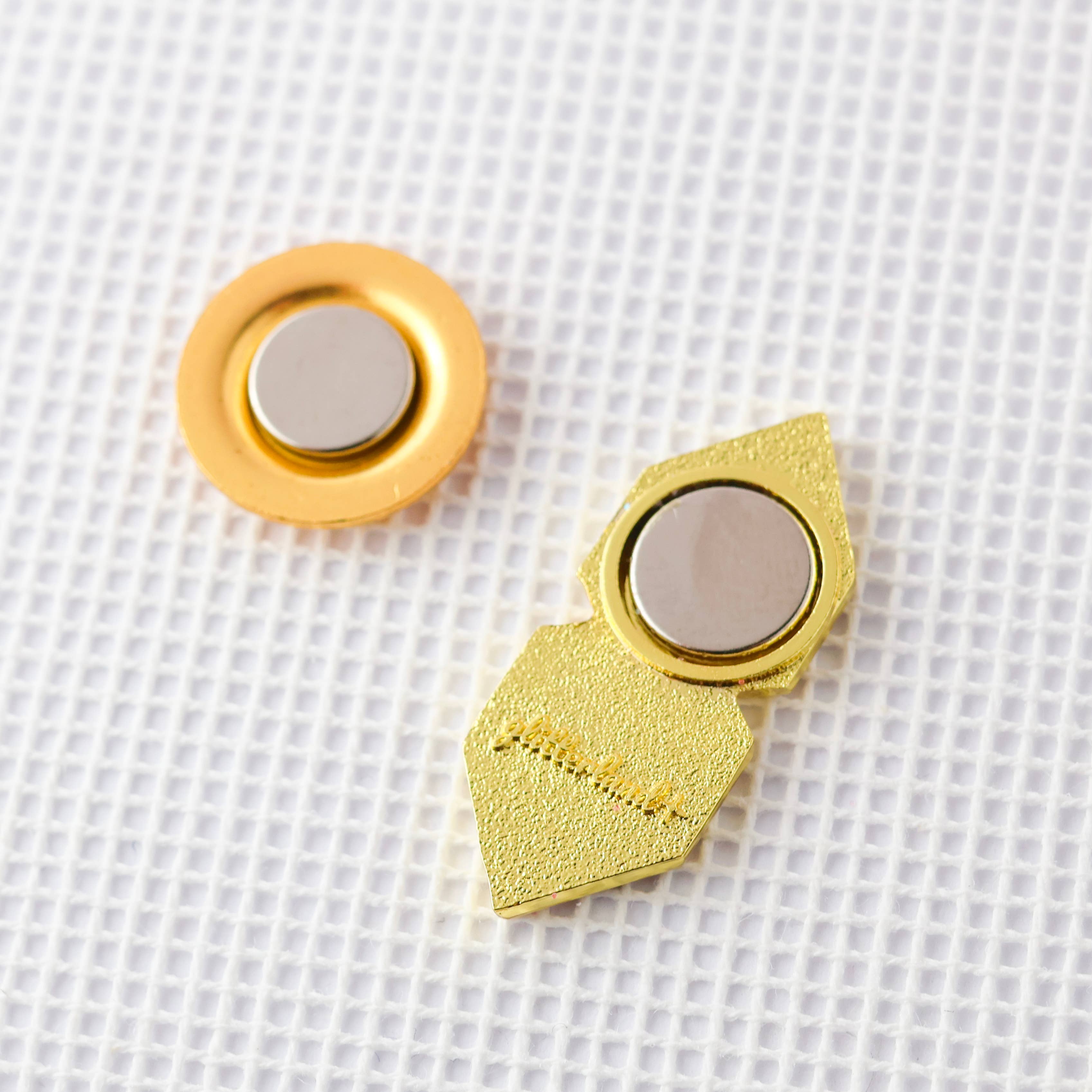 Retro S Needle Minder Magnet