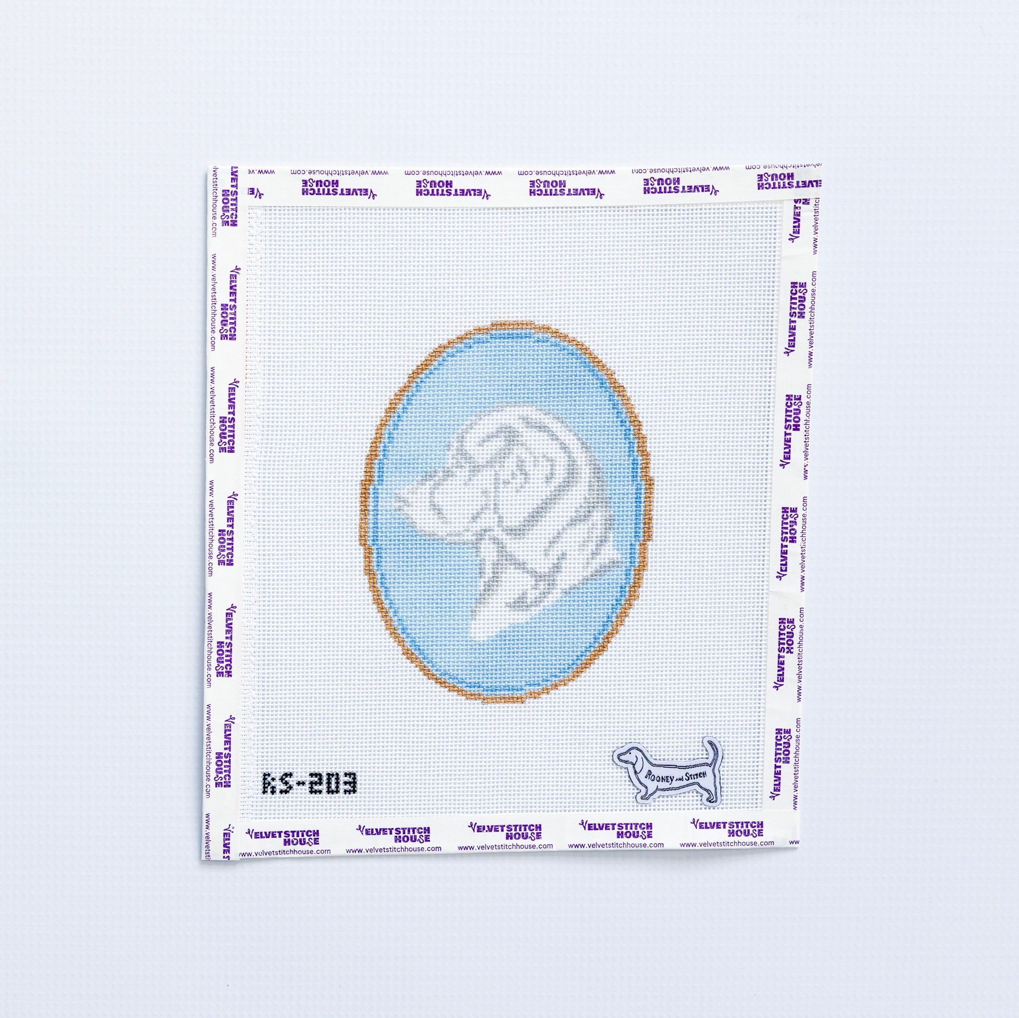 Needlepoint round pattern with a design of a labrador retreiver on a light blue background